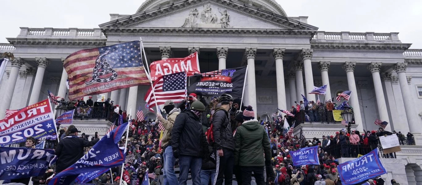 Το χρονικό της άλωσης: Δείτε τη στιγμή που οι πατριώτες σπάνε τον αστυνομικό κλοιό & εισβάλουν στο Καπιτώλιο (βίντεο)